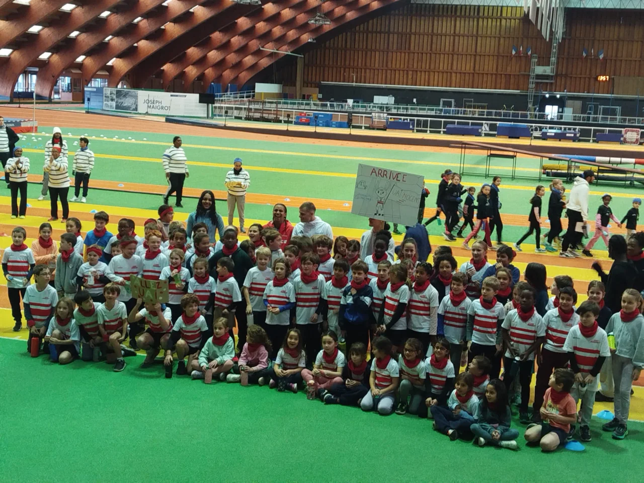 Les plus jeunes en salle, derrière leur banderole